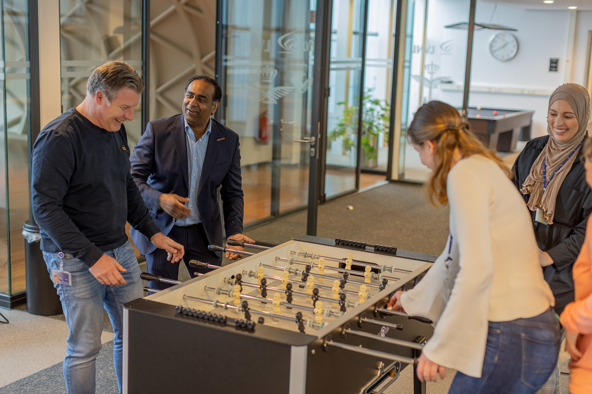 Collega's spelen tafelvoetbal 