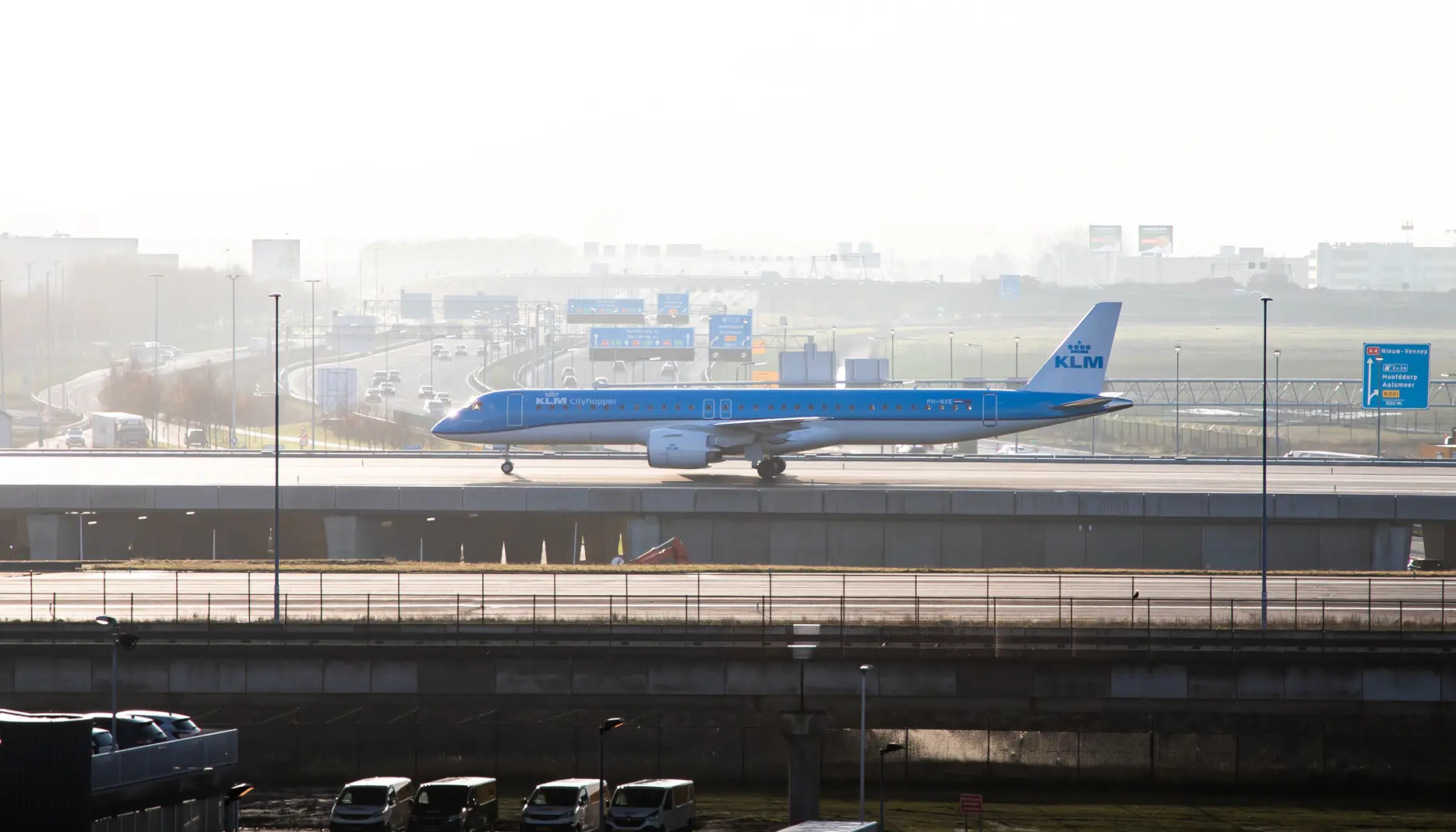 Nieuw avioduct over A4 voor taxiënde vliegtuigen op Schiphol in gebruik