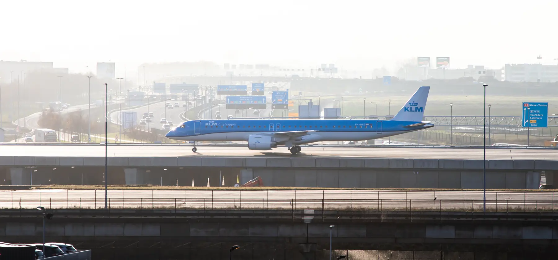 Nieuw avioduct over A4 voor taxiënde vliegtuigen op Schiphol in gebruik
