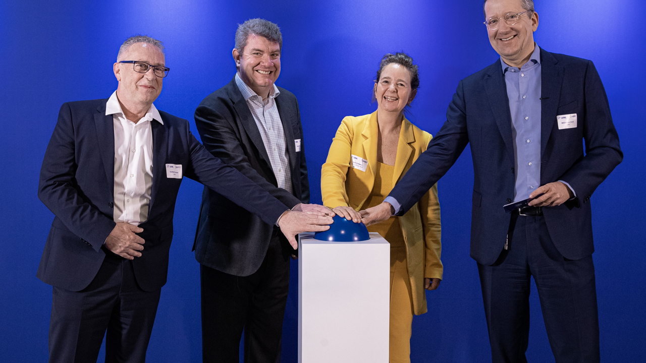 Graham Emmons (Leidos), Martin Rolfe (NATS), Ruth Clabbers (Ministerie van Infrastructuur en Waterstaat) en Michiel van Dorst (CEO LVNL). Fotografie: Andrew Walkinshaw