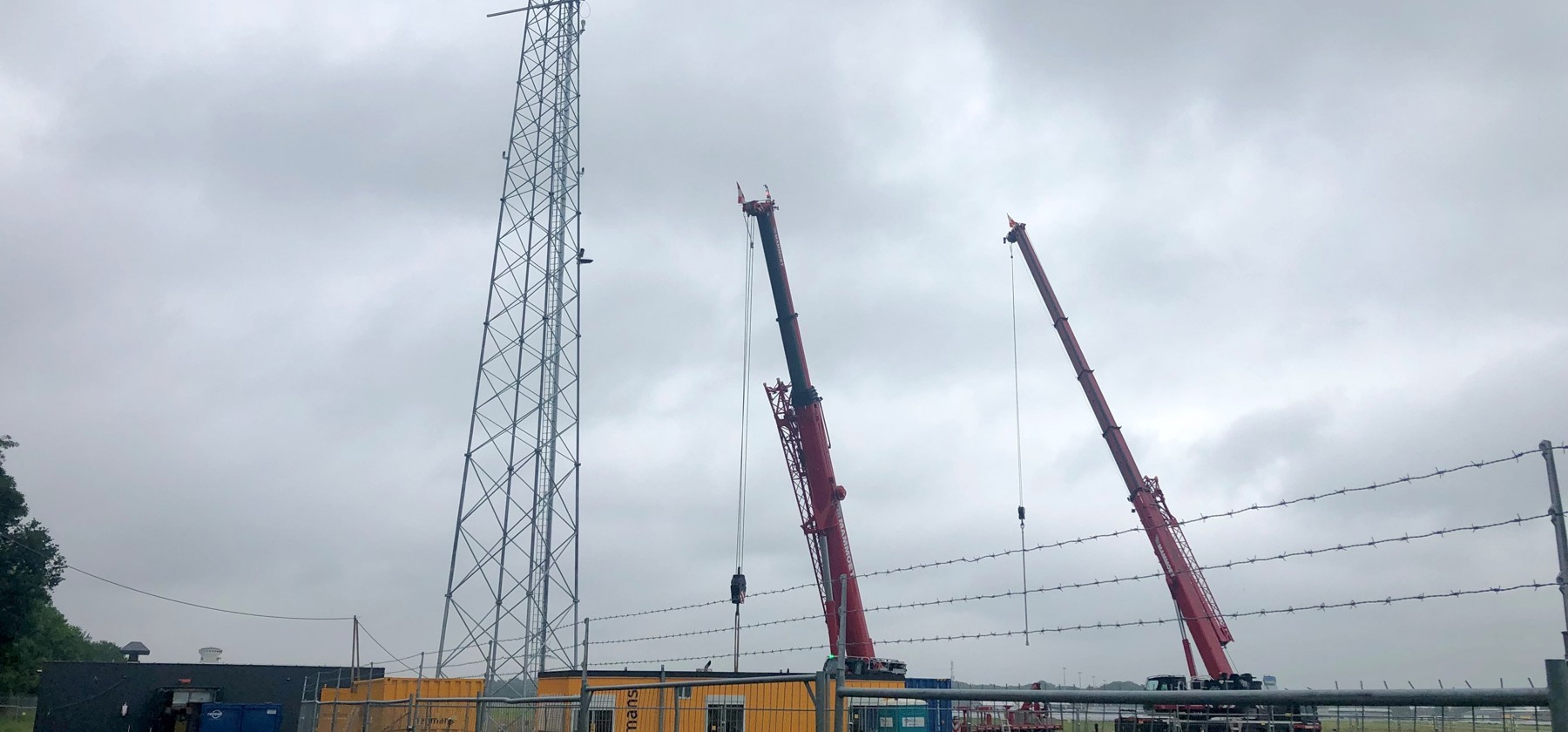 Cameramast Groningen Airport Eelde op zijn plek gehesen 