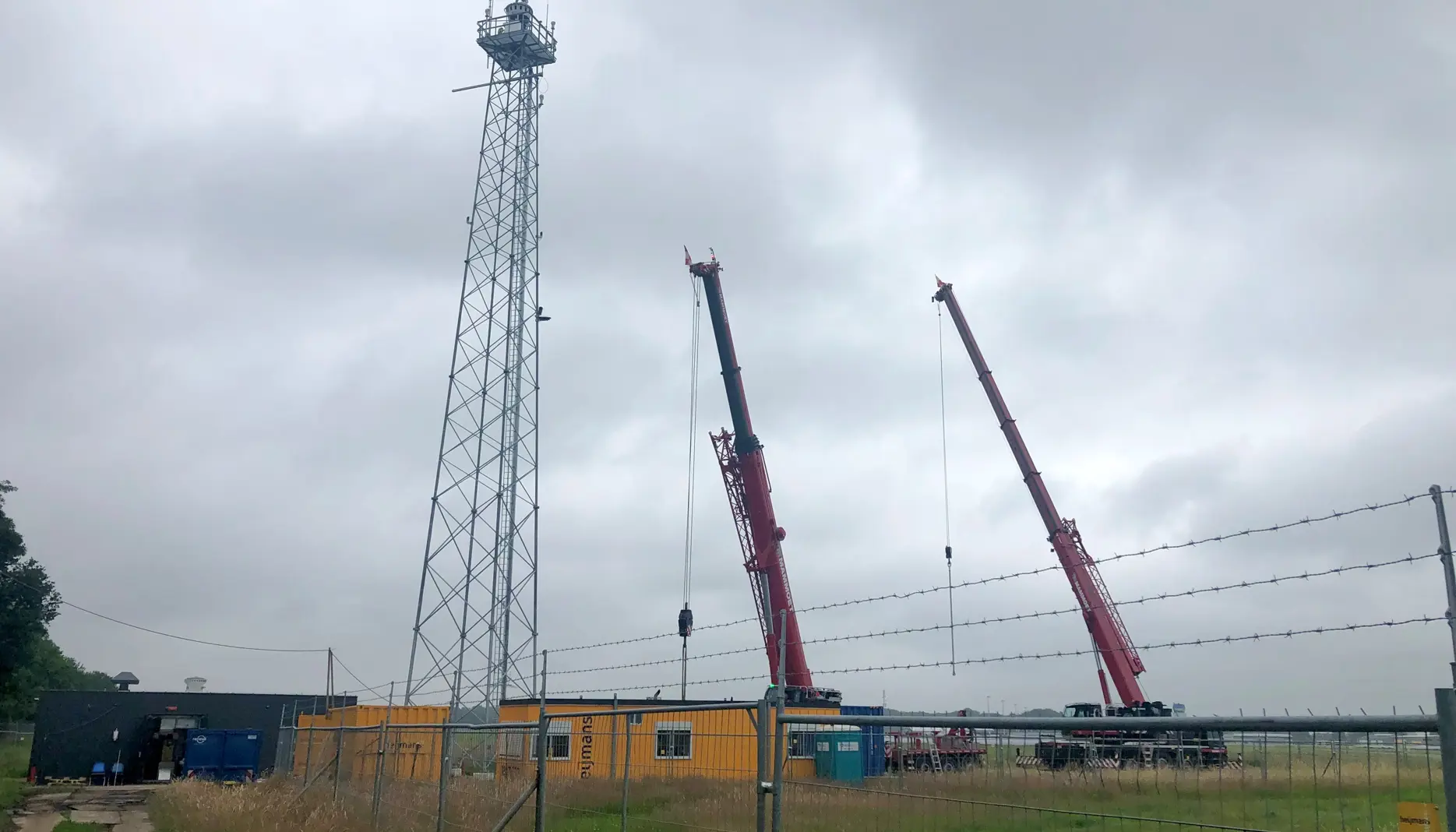 Cameramast Groningen Airport Eelde op zijn plek gehesen 