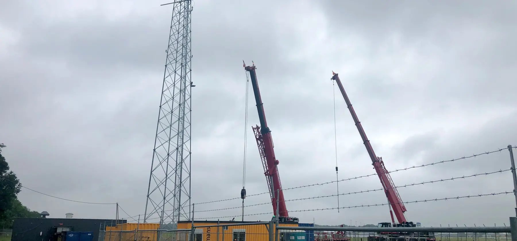 Cameramast Groningen Airport Eelde op zijn plek gehesen 