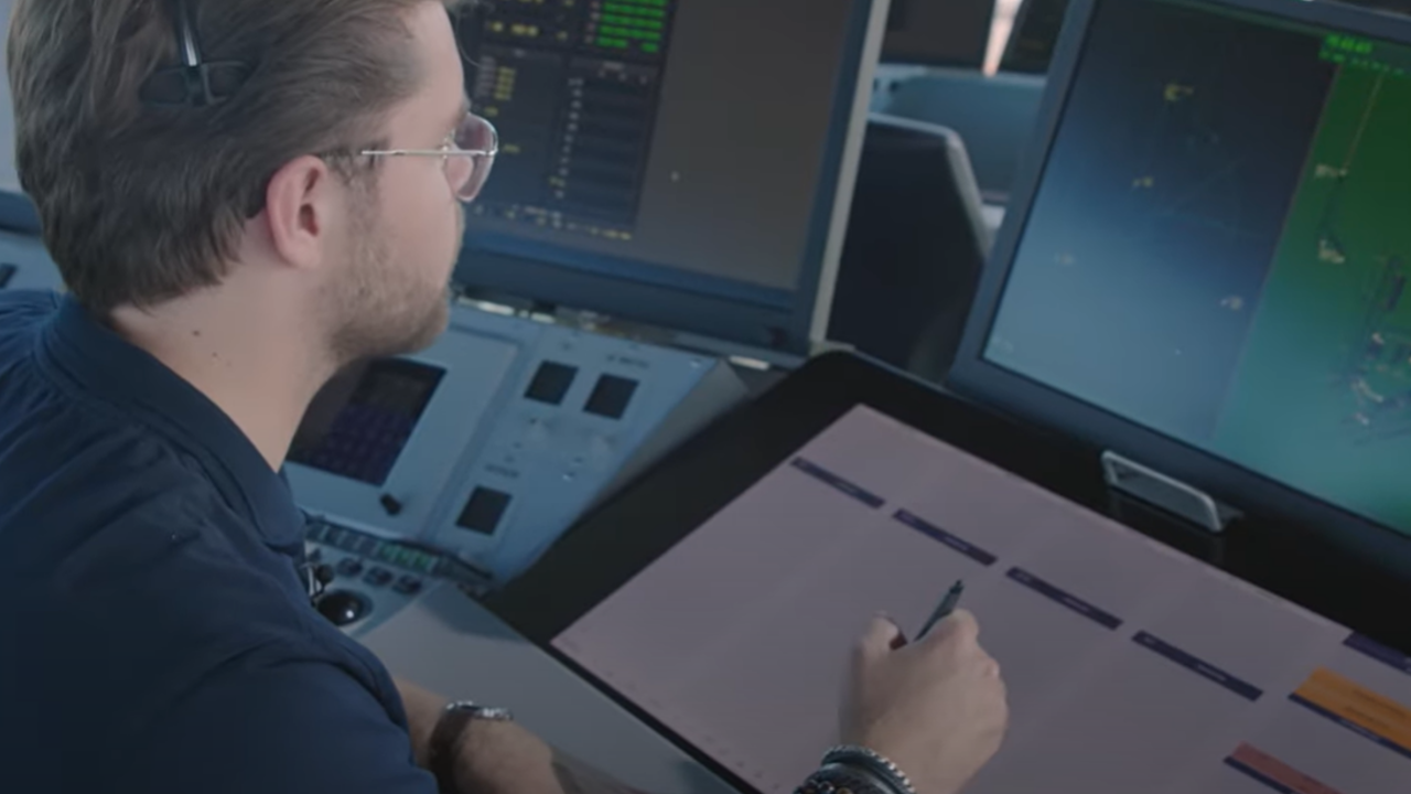 ELECTRONIC FLIGHT STRIPS: GEVEN AAN OF EEN BAAN BESCHIKBAAR IS
