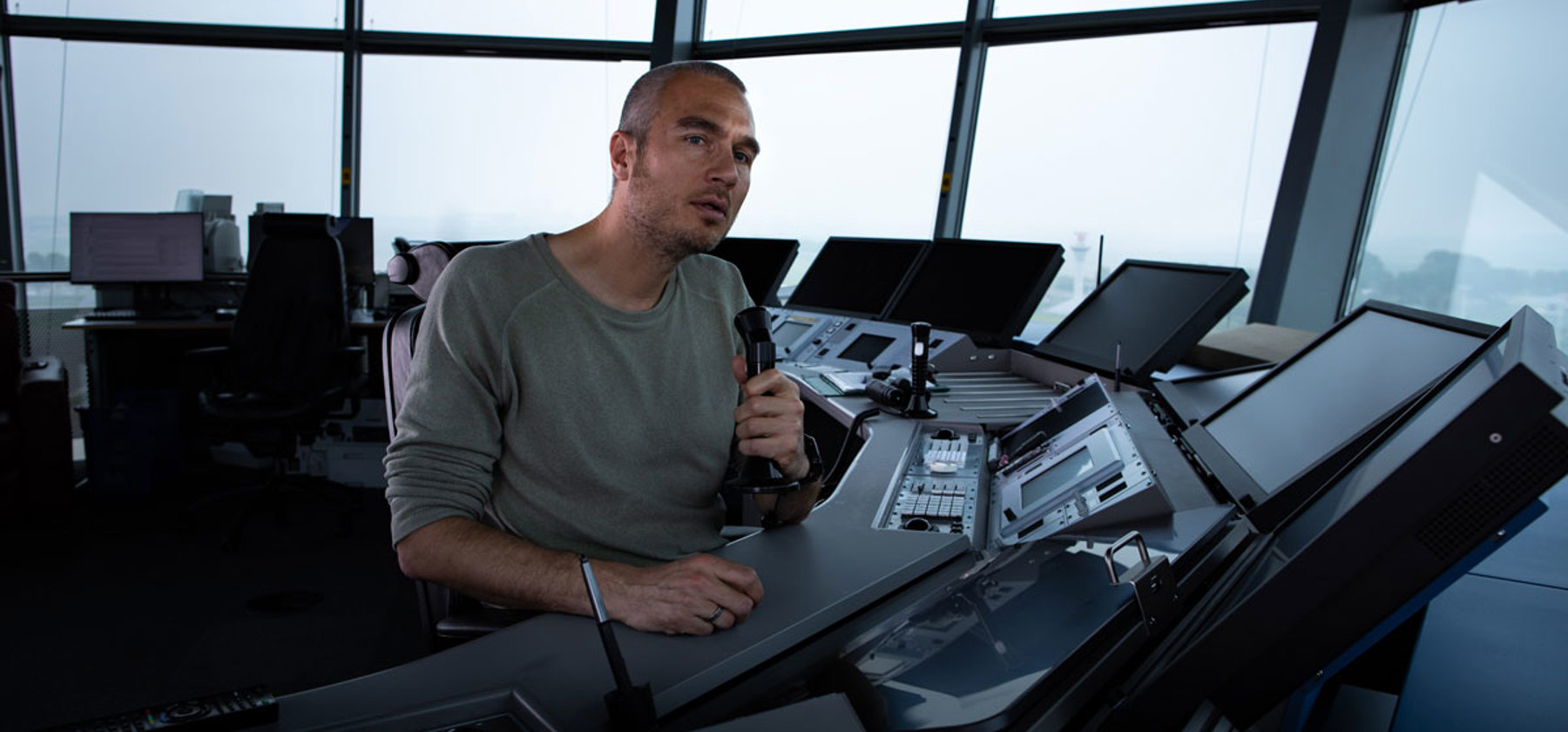 Worden alle vliegtuigen vanuit de toren begeleid?