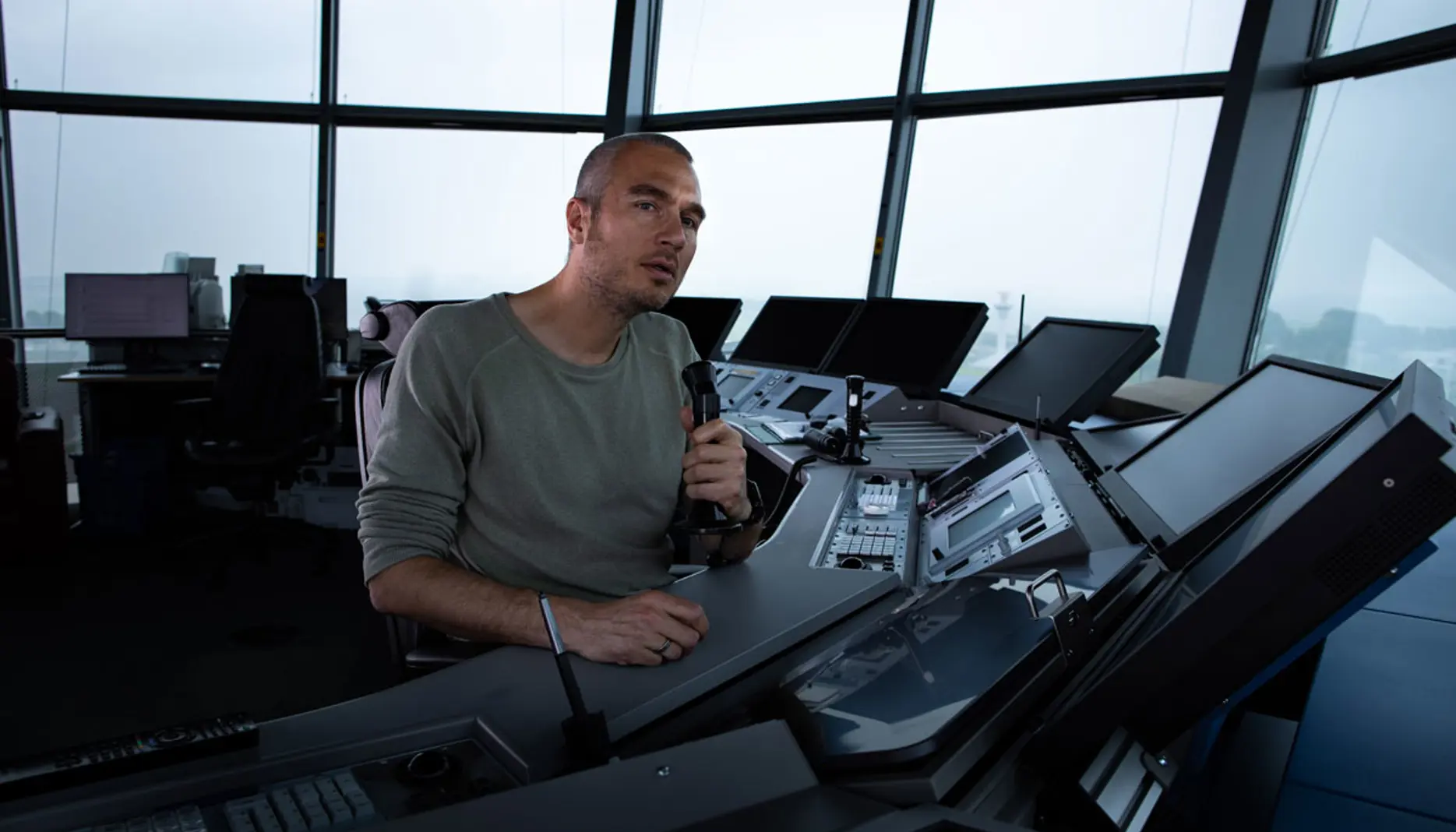 Worden alle vliegtuigen vanuit de toren begeleid?