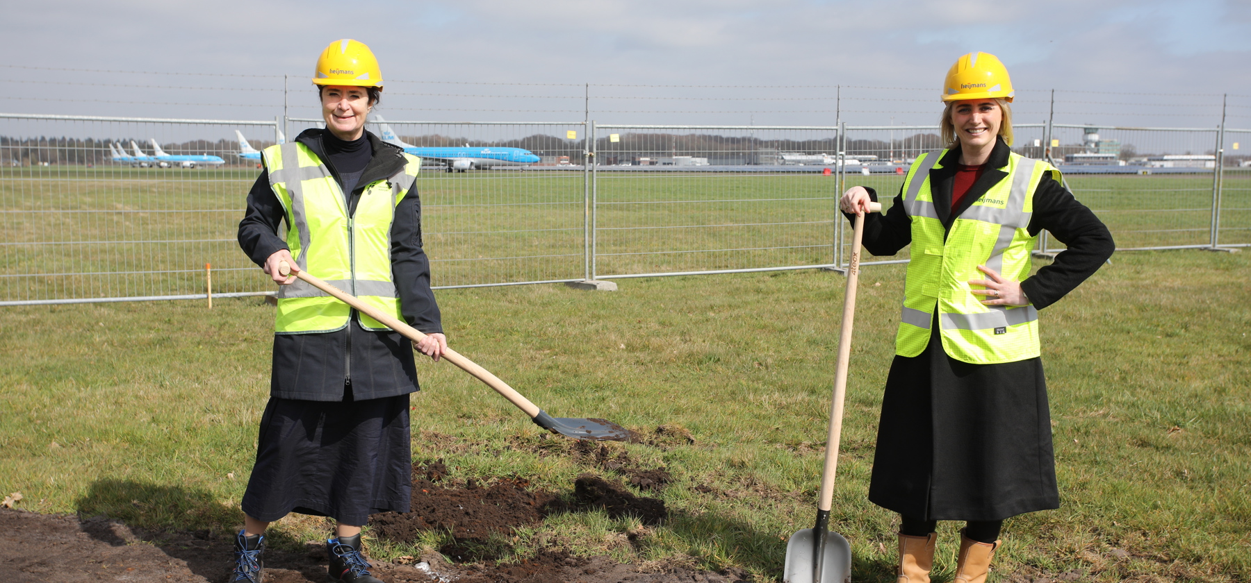 Start bouw cameramast voor luchtverkeersleiding op afstand op Groningen Airport Eelde