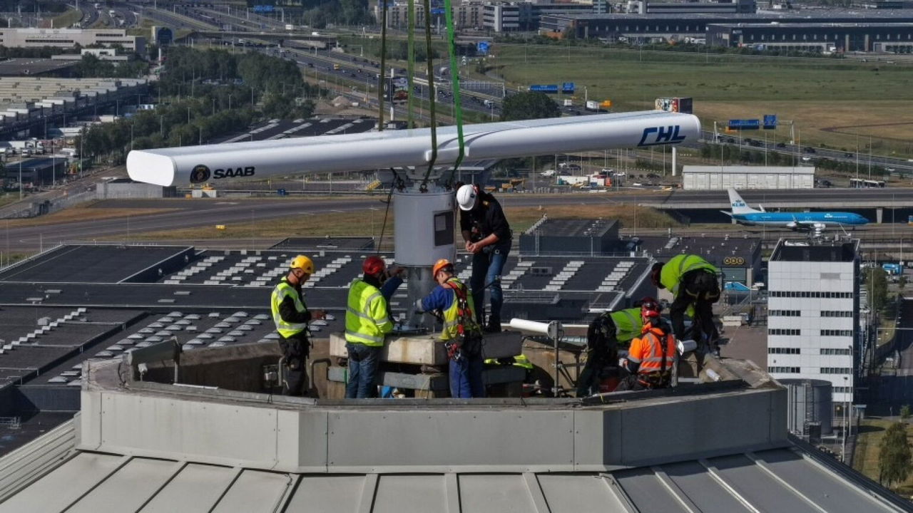 De nieuwe Radome werd vooraf opgebouwd aan de voet van de toren. Daarna is deze, met behulp van een indrukwekkende hijsoperatie, op zijn plek gehesen. 